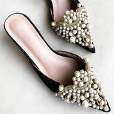 Weiße Satin-Pumps mit Perlen und Schmucksteinen